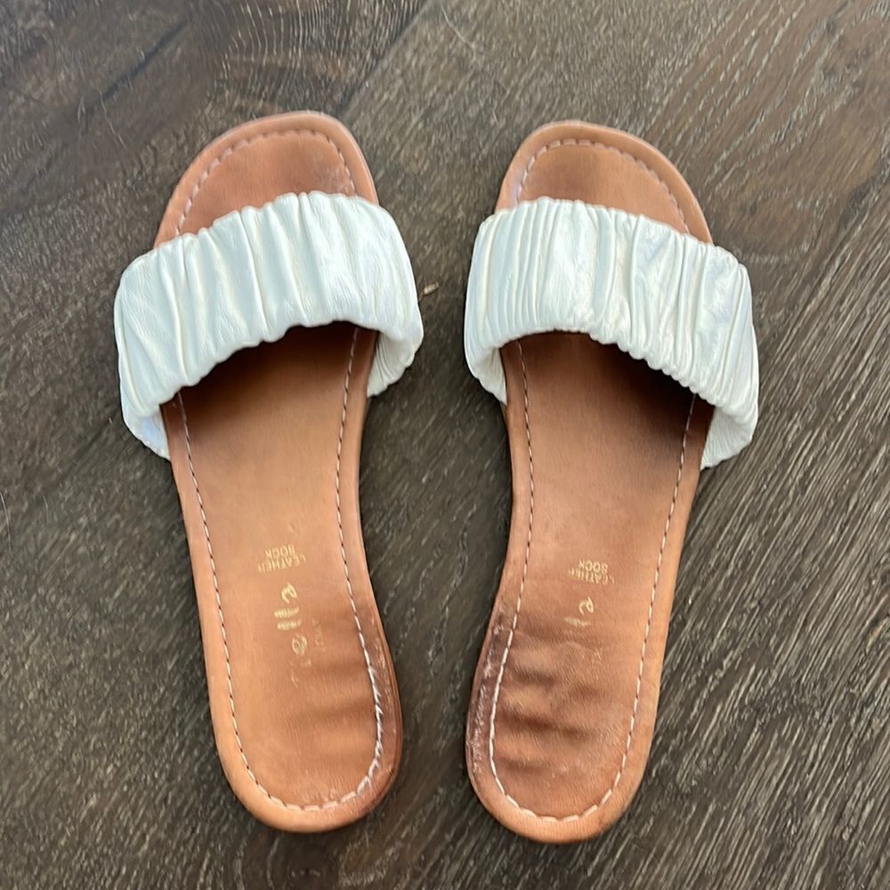 White scrunch leather flats sz 9 Mirella